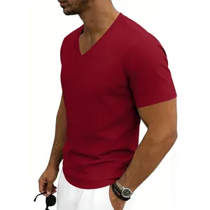 Détail d'un t-shirt décontracté rouge uni pour homme avec un col en V élégant et moderne