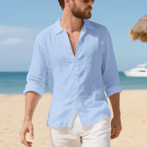 Camicia casual da uomo in lino azzurro a maniche lunghe in un ambiente balneare