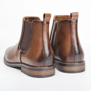 Gros plan détaillé de l'arrière des bottines Chelsea en cuir marron de qualité pour hommes