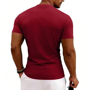 Vue de dos d'un t-shirt décontracté bordeaux pour hommes à manches courtes et coupe ajustée