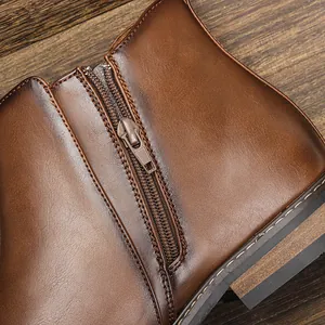 Zoom détaillé sur une bottine Chelsea en cuir marron avec fermeture éclair latérale