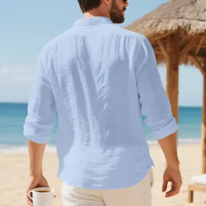 Vista posteriore di una camicia a maniche lunghe in lino celeste traspirante in spiaggia