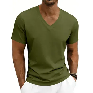 Gros plan d'un t-shirt décontracté pour homme à col en V vert olive et manches courtes