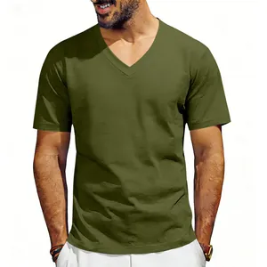 Vue détaillée d'un t-shirt décontracté à col en V vert olive pour homme sur un mannequin