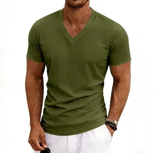 Détail d'un t-shirt homme vert olive à col en V avec une coupe ajustée et décontractée