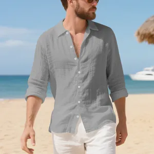Dettaglio di una camicia casual da uomo in lino grigio su una spiaggia soleggiata