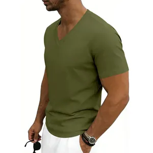 Vue détaillée d'un t-shirt à col en V vert olive pour homme avec une coupe ajustée