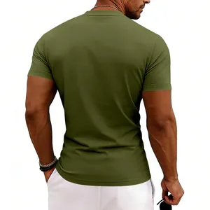 Vue arrière professionnelle d'un t-shirt homme vert olive ajusté à manches courtes
