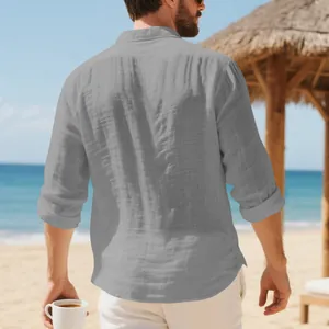 Vista posteriore dettagliata di una camicia di lino grigia da uomo per la spiaggia