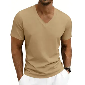 Vue détaillée d'un t-shirt pour homme kaki avec col en V porté par un mannequin.