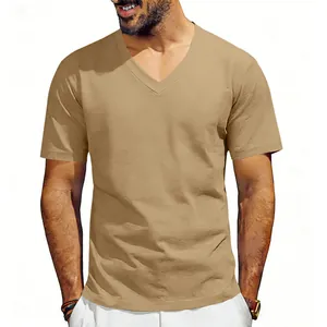 Gros plan d'un t-shirt kaki pour homme à col en V et texture de tissu confortable pour le sport.