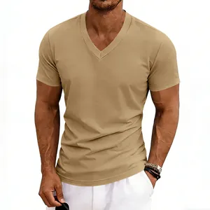 Gros plan du t-shirt décontracté à col en V pour homme en kaki, montrant la coupe