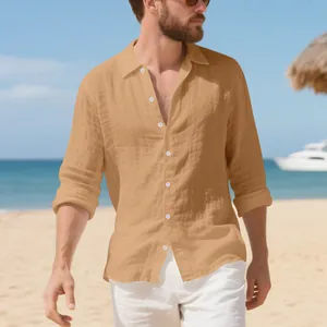 Vista dettagliata di una camicia da uomo in lino a maniche lunghe in un ambiente da spiaggia