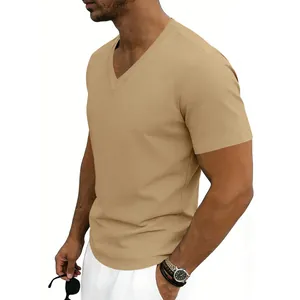 Détail de la vue latérale d'un t-shirt décontracté à manches courtes et col en V kaki