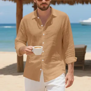 Vista dettagliata di una camicia di lino beige da uomo in un resort balneare soleggiato
