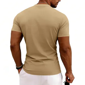 Vue arrière détaillée d'un t-shirt décontracté kaki à manches courtes pour hommes