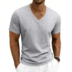 Détail d'un t-shirt homme gris chiné à col en V et manches courtes en coton