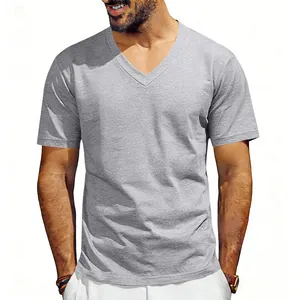 Gros plan d'un t-shirt gris pour homme à col en V avec une texture en coton naturel