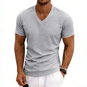 Détail d'un t-shirt homme col en V gris clair classique avec une texture en coton doux