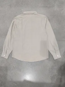 Vista posteriore dettagliata di una camicia casual in lino beige a maniche lunghe