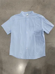 Camisa de lino azul claro para hombre con manga corta, cuello mao y bolsillo