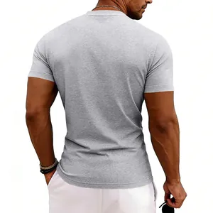 Vue de dos d'un t-shirt gris uni pour homme, coupe ajustée et style décontracté.