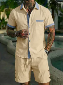 Detailansicht eines beigen Herren-Resort-Sets mit modischen blau gestreiften Details.