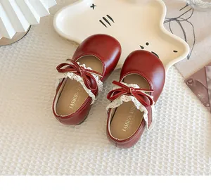 Detailansicht der roten Kleinkinder-Lederschuhe für Mädchen mit Spitze und Schleifendetail