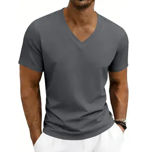T-shirt classique à manches courtes et col en V pour hommes en gris foncé élégant.