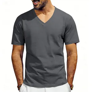 Gros plan d'un t-shirt décontracté pour homme à manches courtes et col en V gris anthracite