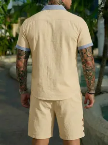 Rückansicht eines beigen Herren-Urlaubssets im Leinenstil mit gestreiftem Kragen