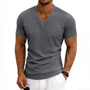 Détail d'un t-shirt décontracté gris à col en V pour homme avec une coupe confortable