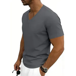 Vue détaillée de côté d'un t-shirt homme gris foncé à col en V en coton doux de qualité.