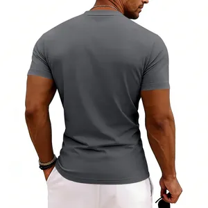 Vue arrière détaillée d'un t-shirt décontracté gris foncé à manches courtes pour hommes