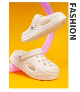 Gedetailleerd overzicht van beige antislip kinderklompen met ademende gaten