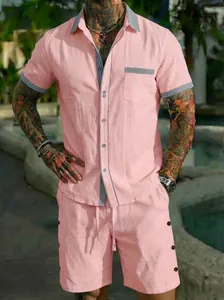 Herren-Set für den Sommerurlaub in Rosa mit gestreiftem Hemd und passenden Shorts