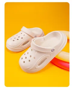 Comfortabele crèmewitte kinderklompen met baby-logo en antislipzool voor gebruik in de zomer