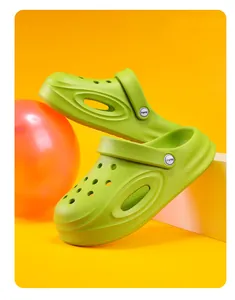 Detailopname van felgroene antislip kinderklompen met ademende gaten en een bandje