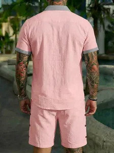 Detaillierte Rückansicht des rosa Herren-Freizeitsets aus Leinenmischung mit Hemd.