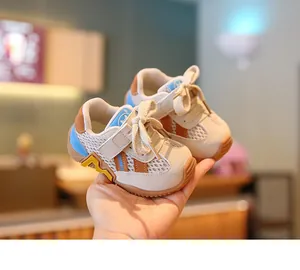 Close-up van ademende mesh baby loopschoentjes met zachte zool en stijlvol ontwerp