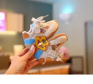 Close-up van ademende mesh baby loopschoenen met zachte zolen