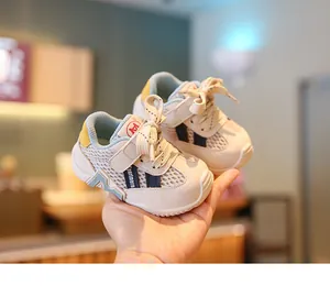 Detailopname van ademende mesh peutersneakers met zachte zolen in een crème kleur