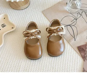 Braune Lederschuhe für Kleinkinder mit stilvollem Spitzenbesatz und einer süßen Schleife