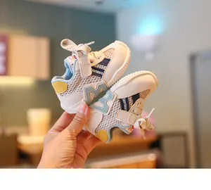 Ademende mesh babyschoentjes met zachte zolen en gele accenten voor de zomer