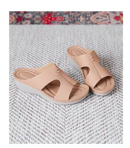 Bequeme beige Keilsandaletten mit Metallschnallen-Detail und Plateausohle