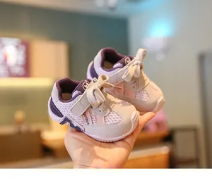 Detailopname van ademende mesh babyschoentjes met zachte zolen in beige en paars