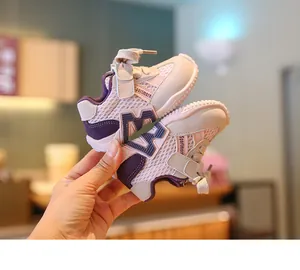 Gedetailleerd zicht op ademende baby loopschoenen met zachte zolen en klittenband