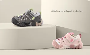 Dettaglio scarpe da trekking traspiranti per bambini piccoli con cinturini in velcro