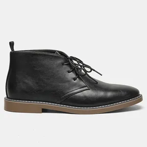 Zwarte kunstlederen desert boot met vetersluiting en contrasterende rubberen zool