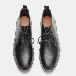Bovenaanzicht van zwarte heren desert boots met veters en een gladde lederen afwerking